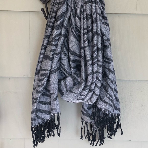 ⚠️ Zebra Print Scarf - Picture 2 of 4